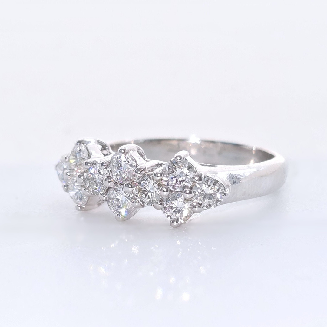 Elegant 18kt White Gold Diamond Cluster Ring 0.5tcw
