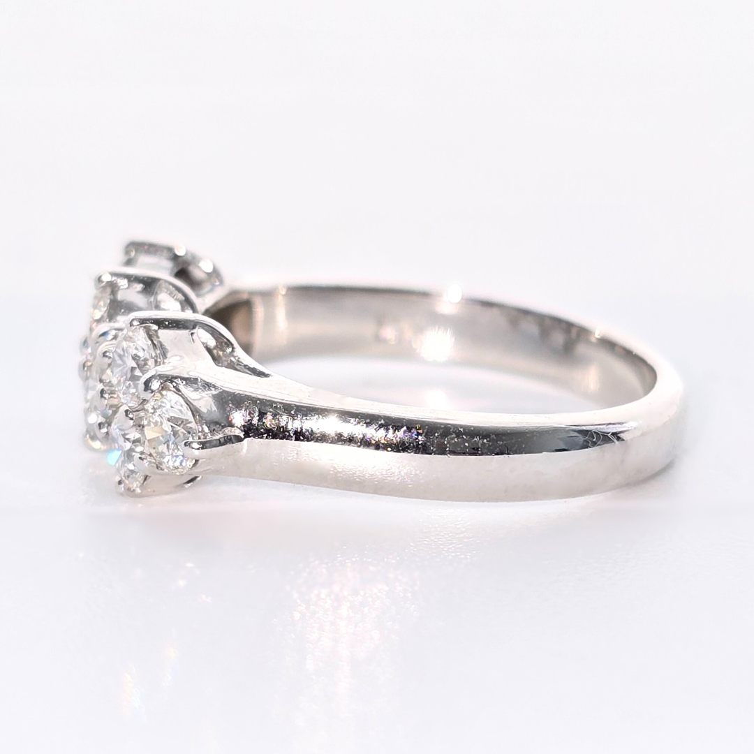 Elegant 18kt White Gold Diamond Cluster Ring 0.5tcw