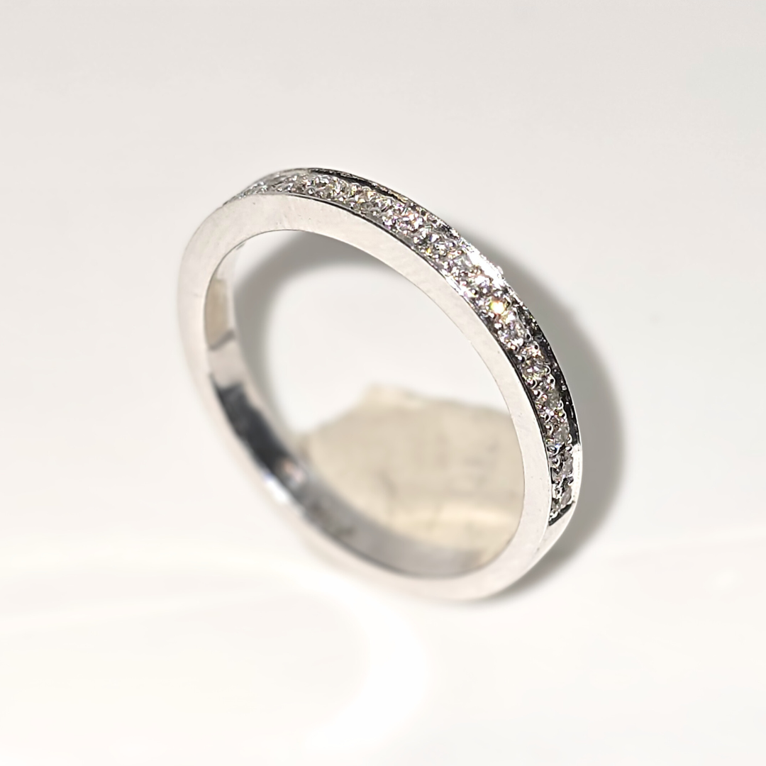 Women’s Diamond Band Ring in 18kt White Gold