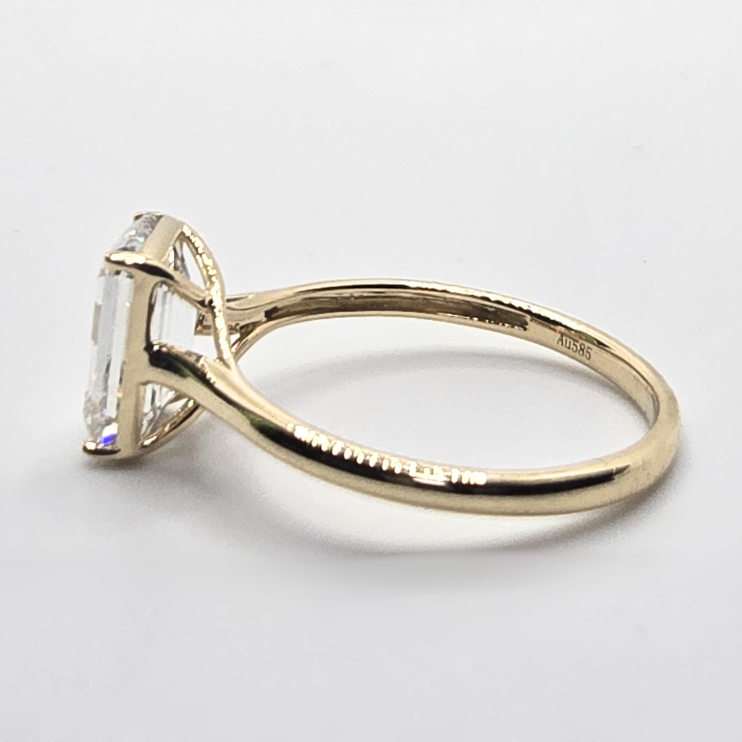 14Kt yellow Gold 2ct Emerald shape Solitaire Ring IGI Certified