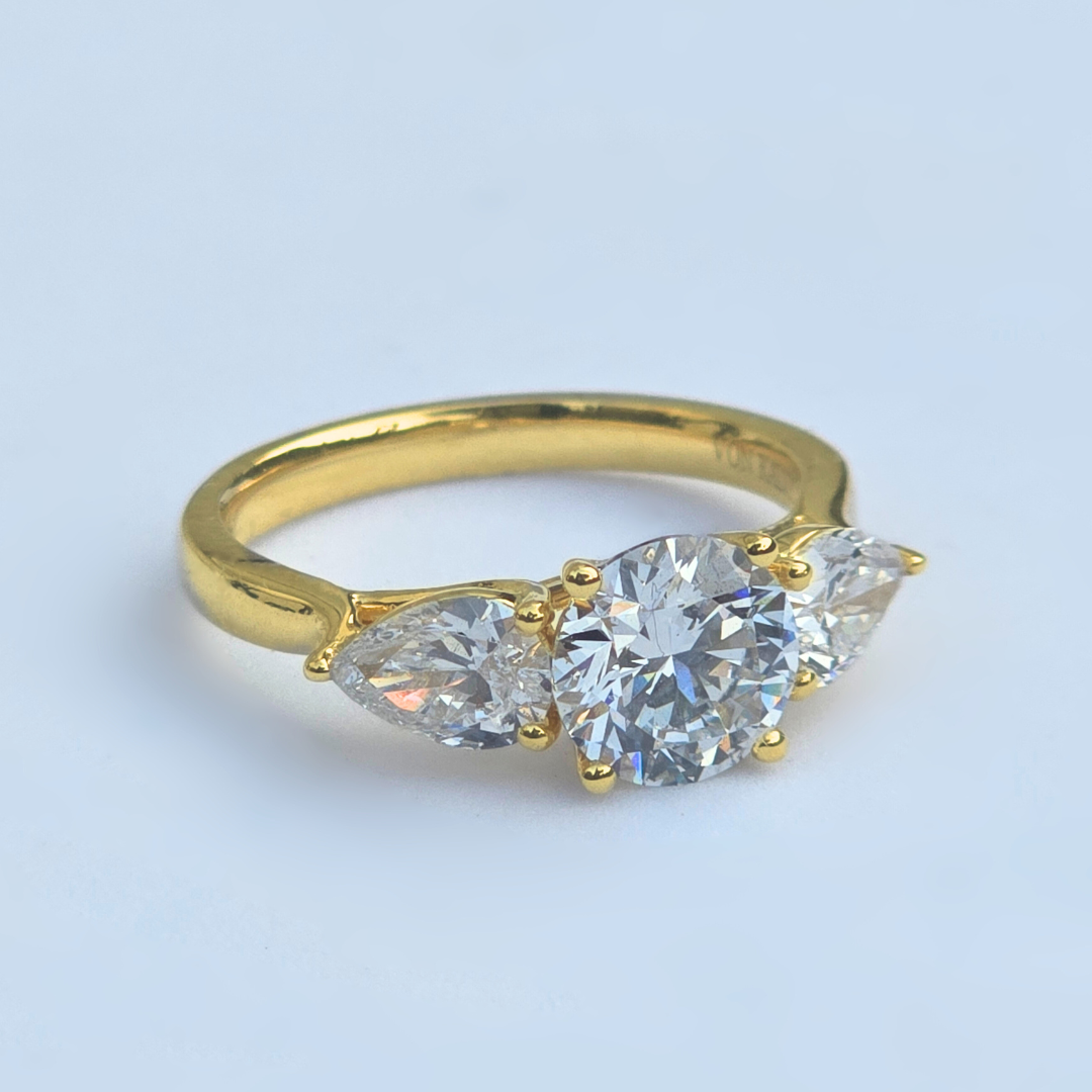 Side view of IGI certified round brilliant diamond ring in yellow gold