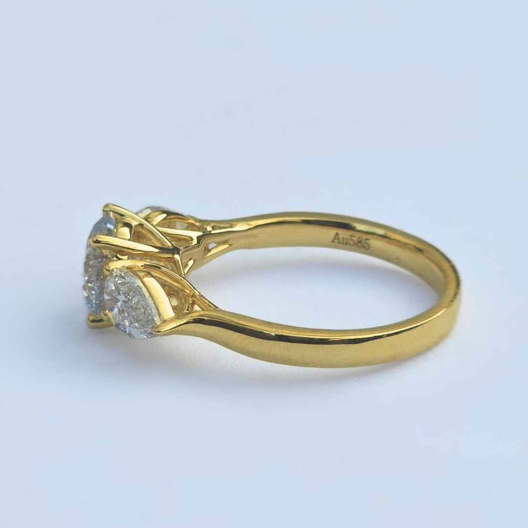 Side view of IGI certified round brilliant diamond ring in yellow gold