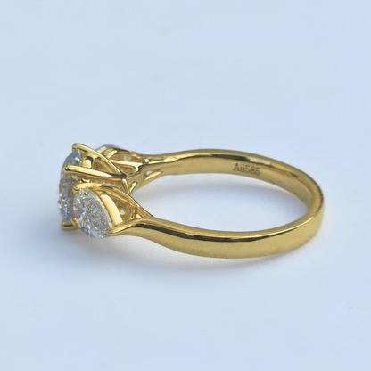 Side view of IGI certified round brilliant diamond ring in yellow gold