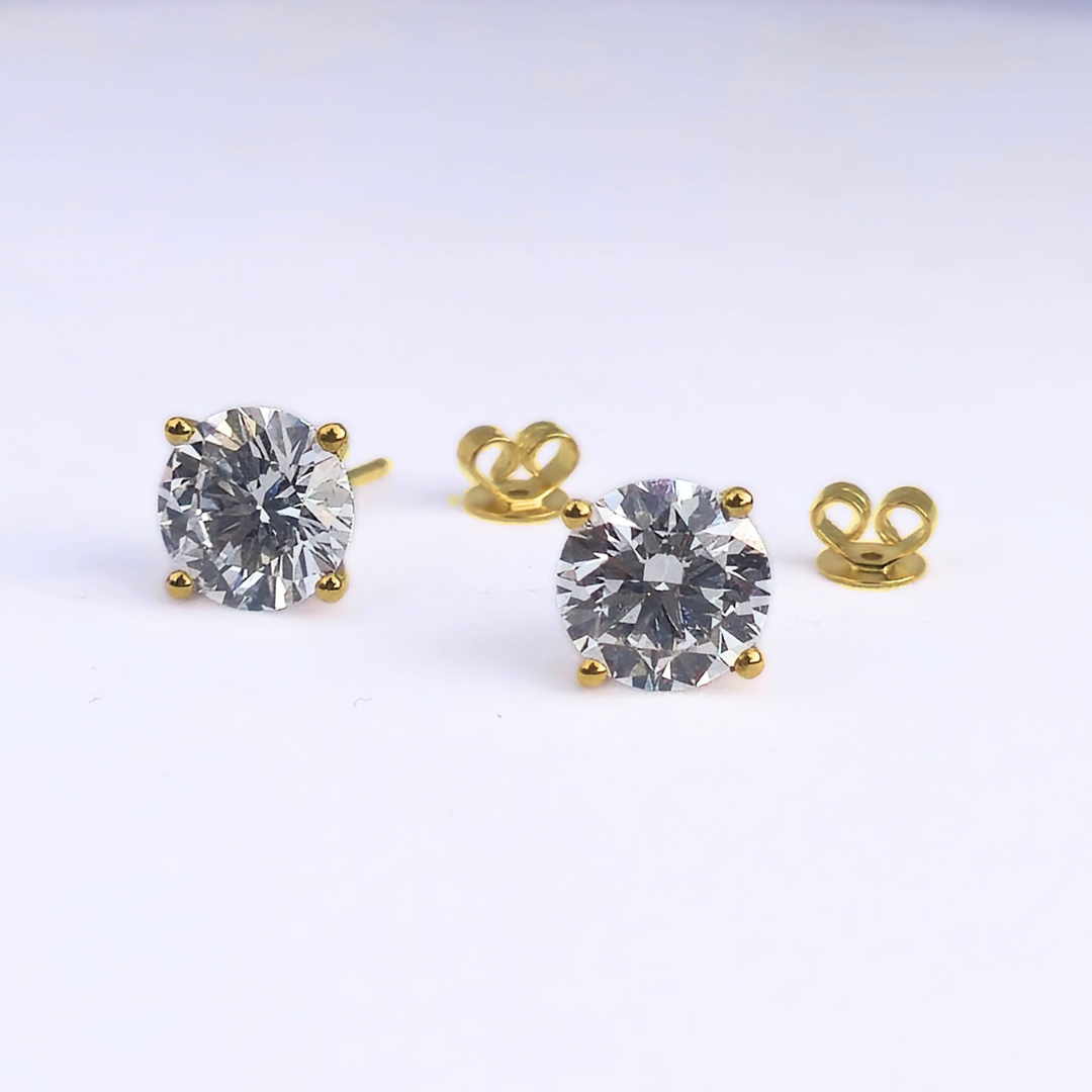 Second inscription detail on 4.08ct round lab-grown diamond earring, 18ct yellow gold