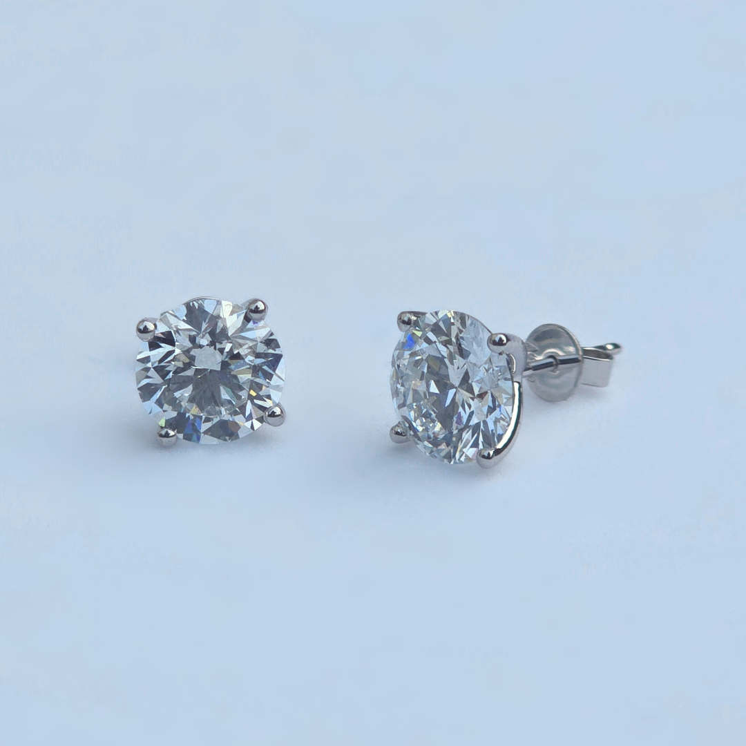 Inside inscription detail on 4.41ct lab diamond stud earring, 18ct white gold hallmark