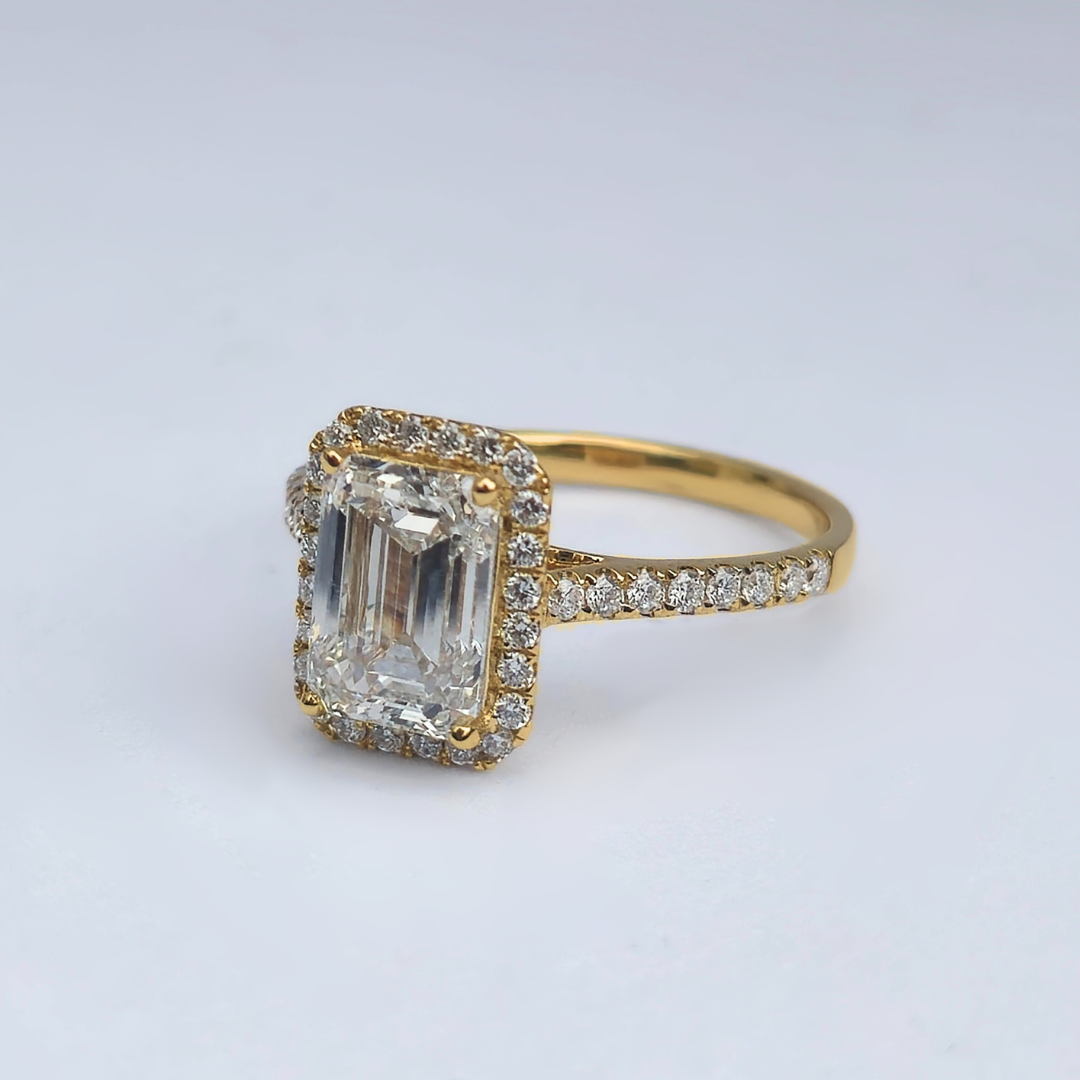 2.6cts Emerald Cut Lab-Grown Diamond Halo Ring – VS1 F Colour | 14ct Yellow Gold | IGI Certified