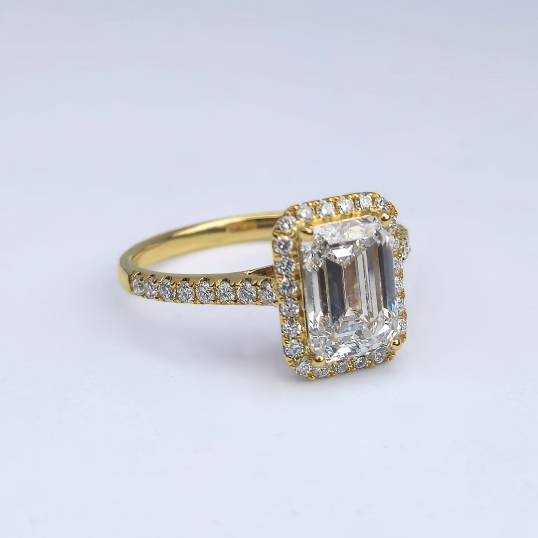 2.6cts Emerald Cut Lab-Grown Diamond Halo Ring – VS1 F Colour | 14ct Yellow Gold | IGI Certified