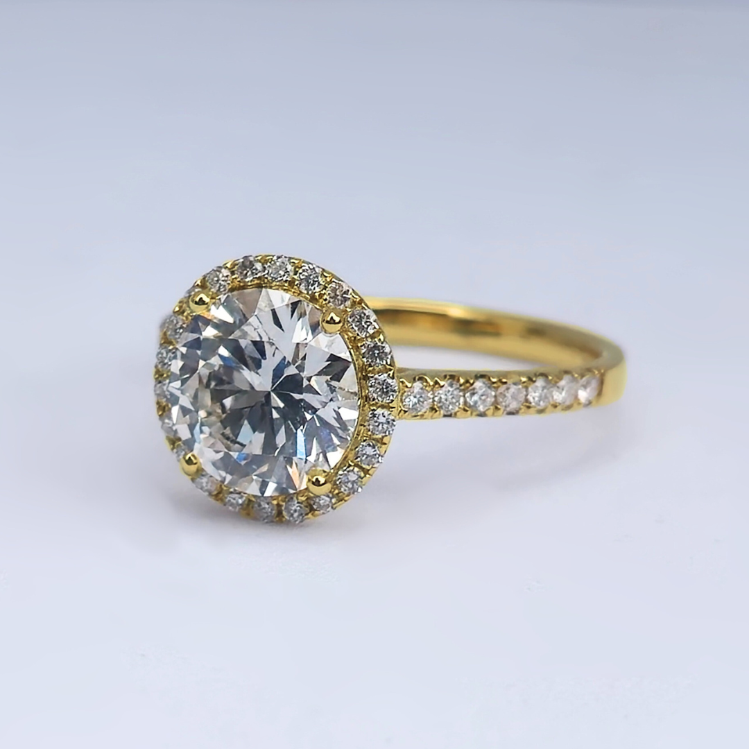2.5cts Round Cut Lab-Grown Diamond Halo Ring – VS1 F Colour | 14ct Yellow Gold | IGI Certified