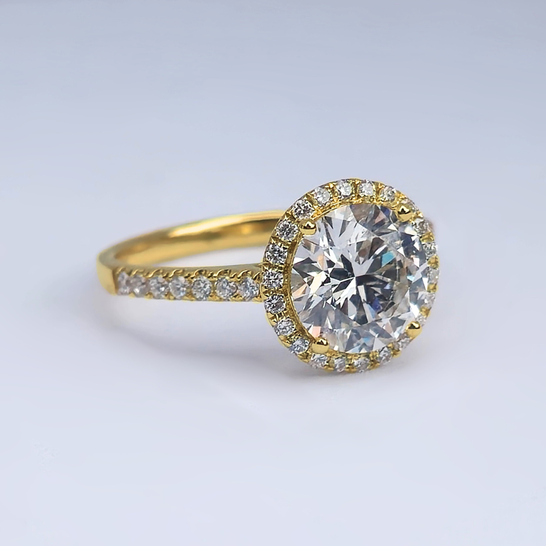 2.5cts Round Cut Lab-Grown Diamond Halo Ring – VS1 F Colour | 14ct Yellow Gold | IGI Certified
